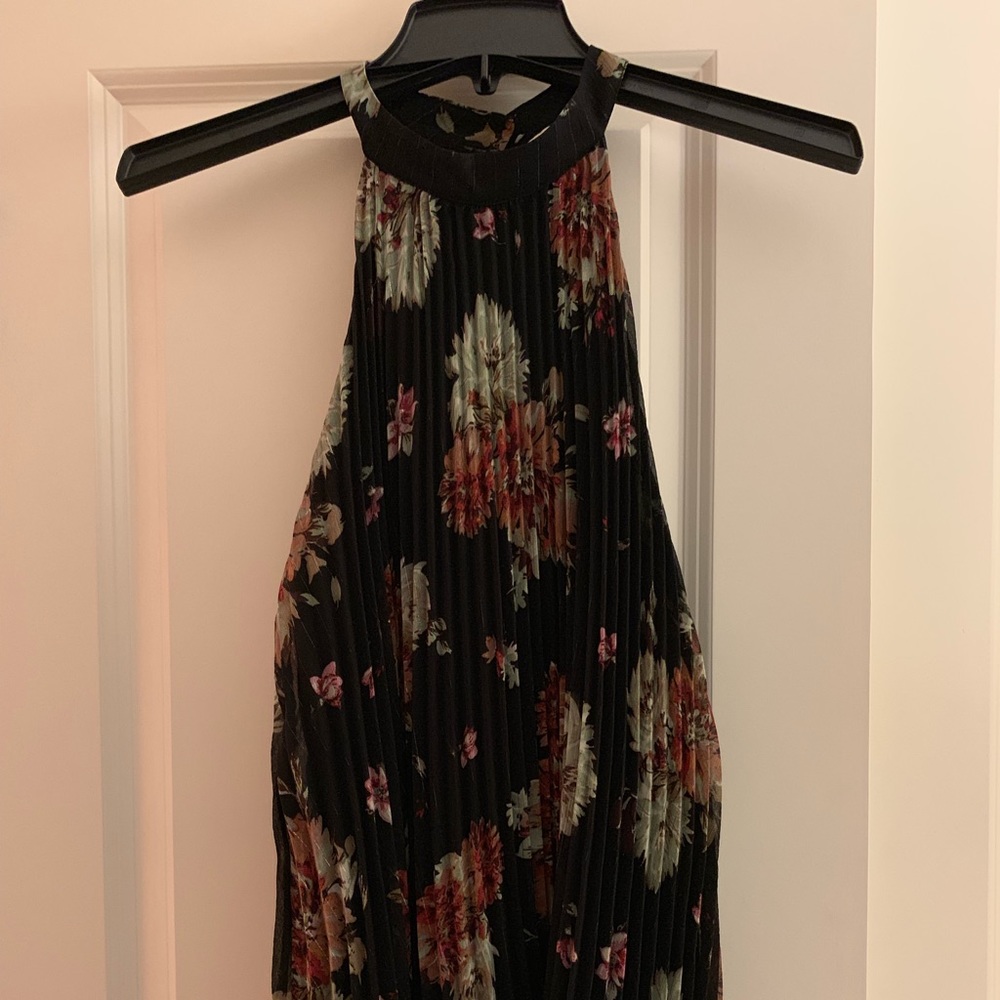 Sleeveless pleated top